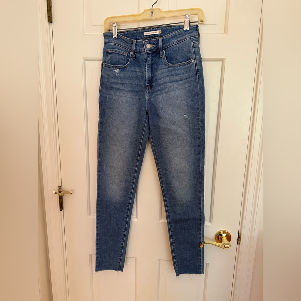 Levi’s 721 High Rise Skinny Jeans in Medium Wash